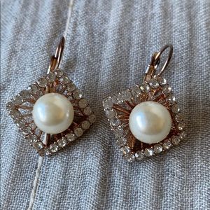 Earrings with white pearl